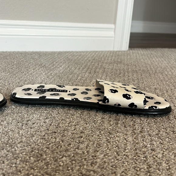 White leather Alice + Olivia Taleen slide sandals with Stace Face motif | 8.5 - Picture 7 of 7